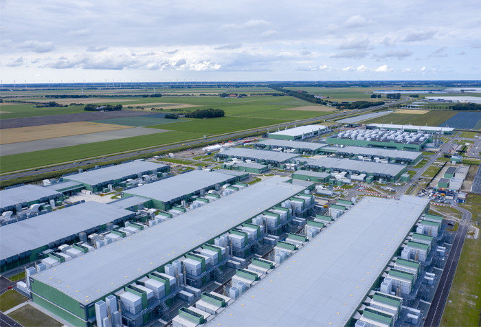 Drohnen-Luftaufnahme eines Microsoft-Rechenzentrums in den Niederlanden. Die riesigen Gebäude befinden sich entlang der Autobahn A7 in der Provinz Noordholland bei Wieringerwerf. [Foto: Mauvries, iStock]